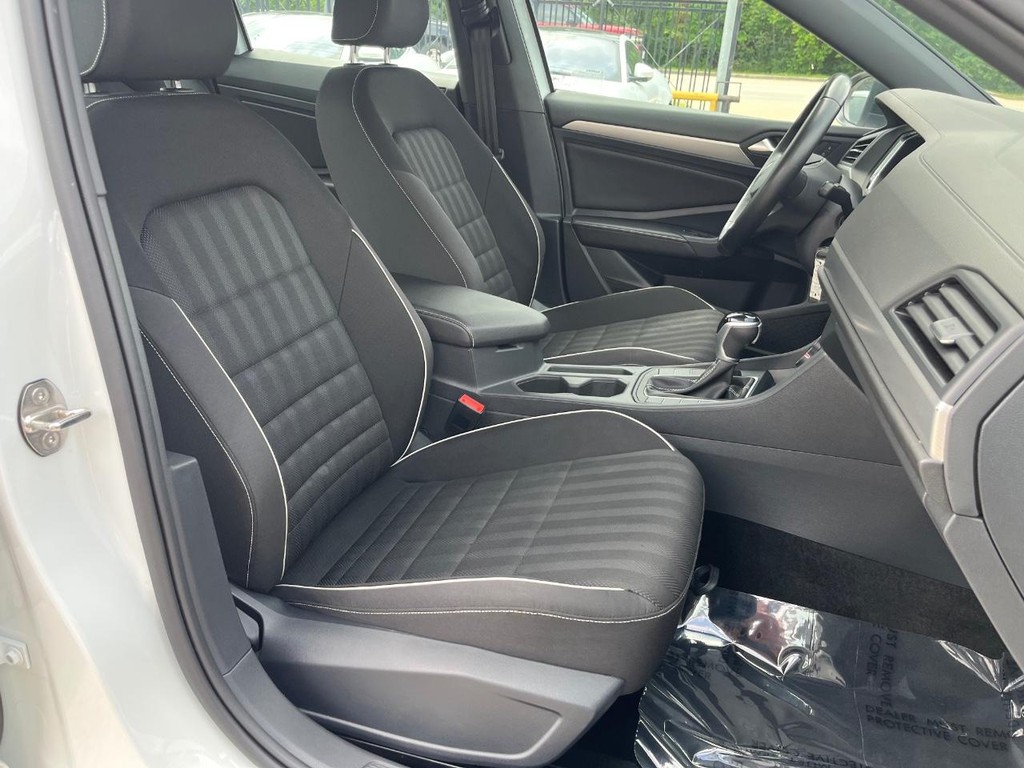 Volkswagen Jetta Vehicle Full-screen Gallery Image 14