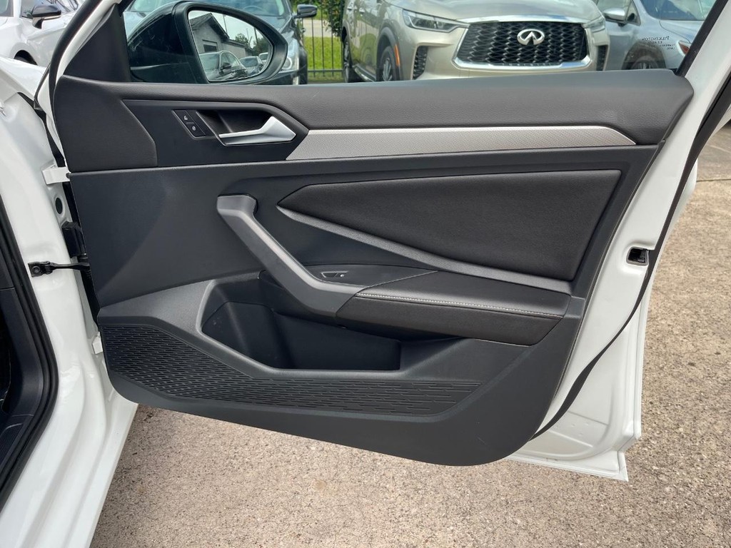 Volkswagen Jetta Vehicle Full-screen Gallery Image 15