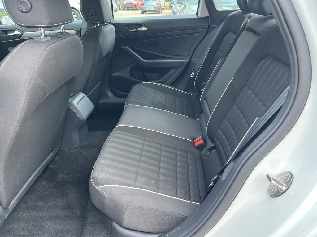 Volkswagen Jetta Vehicle Full-screen Gallery Image 16