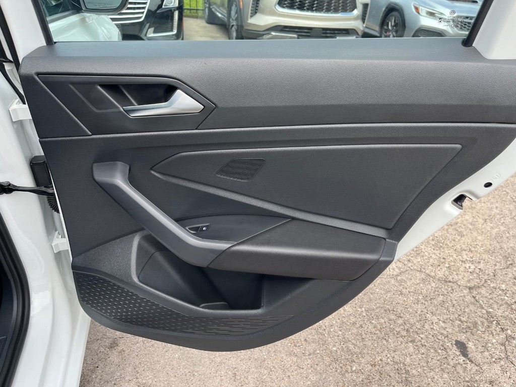 Volkswagen Jetta Vehicle Full-screen Gallery Image 17