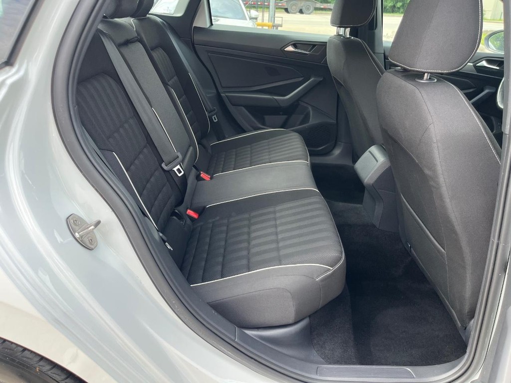 Volkswagen Jetta Vehicle Full-screen Gallery Image 18