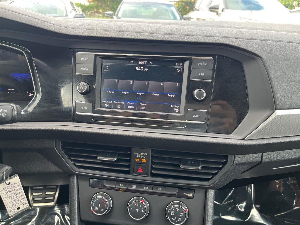 Volkswagen Jetta Vehicle Full-screen Gallery Image 22