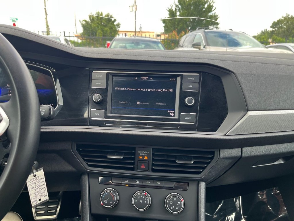 Volkswagen Jetta Vehicle Full-screen Gallery Image 23