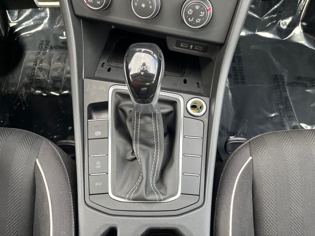 Volkswagen Jetta Vehicle Full-screen Gallery Image 25