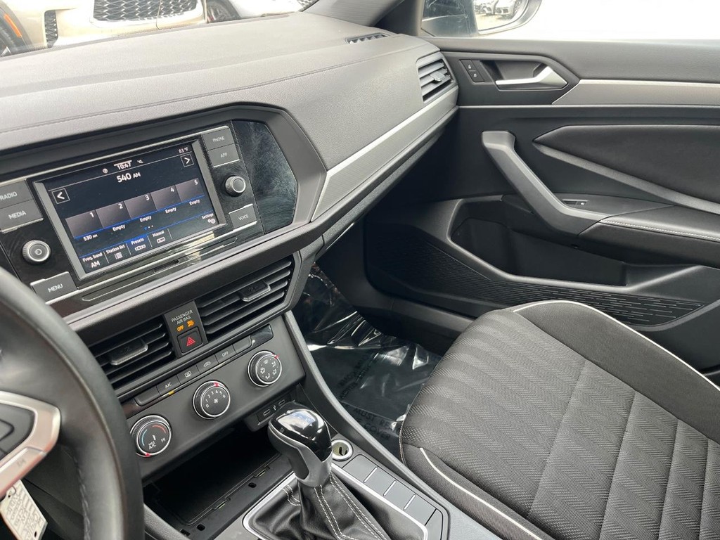 Volkswagen Jetta Vehicle Full-screen Gallery Image 26