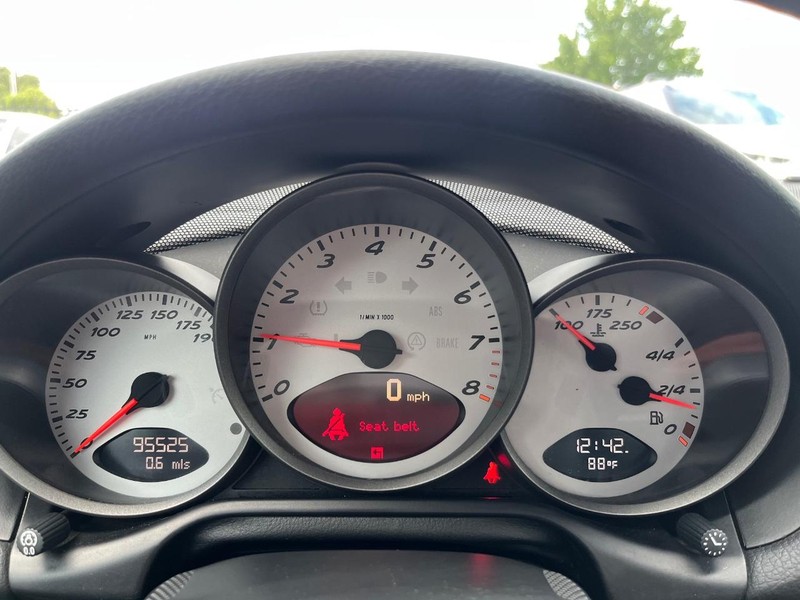 Porsche Boxster Vehicle Full-screen Gallery Image 25