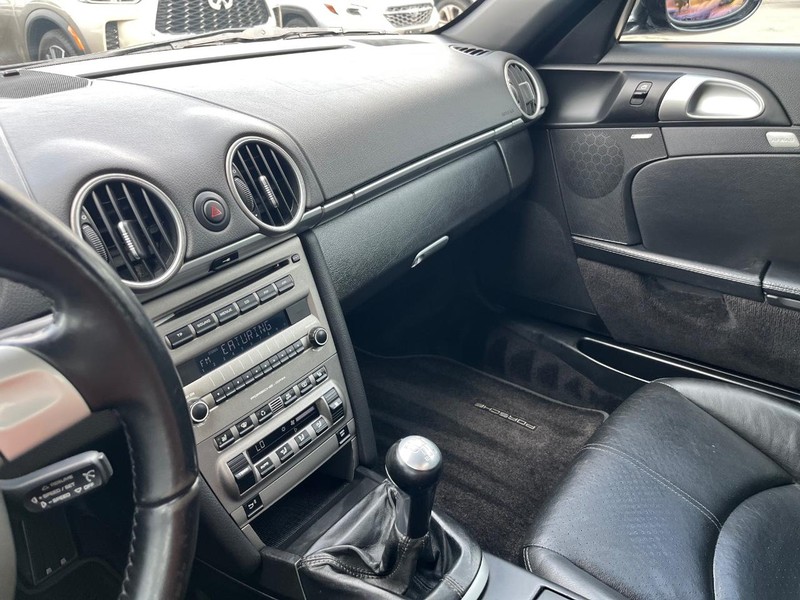 Porsche Boxster Vehicle Full-screen Gallery Image 27