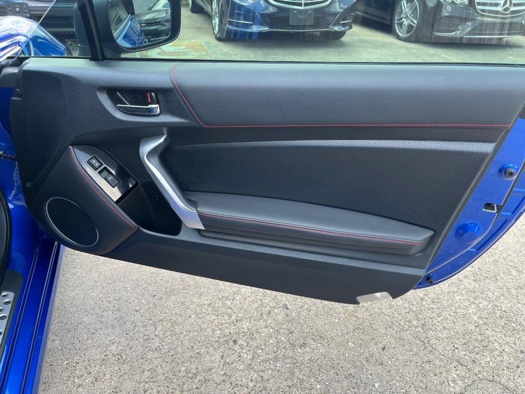 Subaru BRZ Vehicle Full-screen Gallery Image 15
