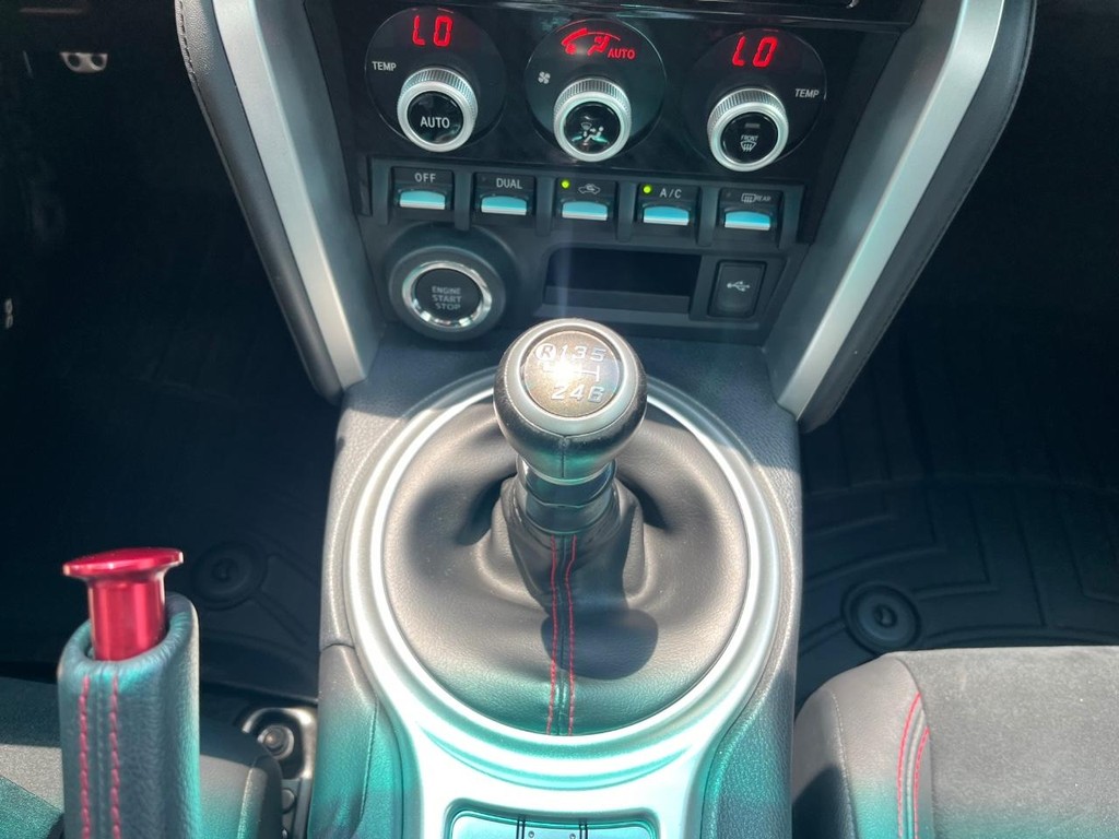 Subaru BRZ Vehicle Full-screen Gallery Image 21