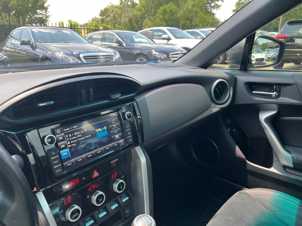 Subaru BRZ Vehicle Full-screen Gallery Image 22