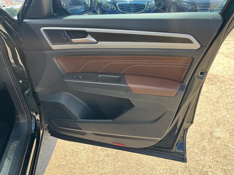 Volkswagen Atlas Vehicle Full-screen Gallery Image 15