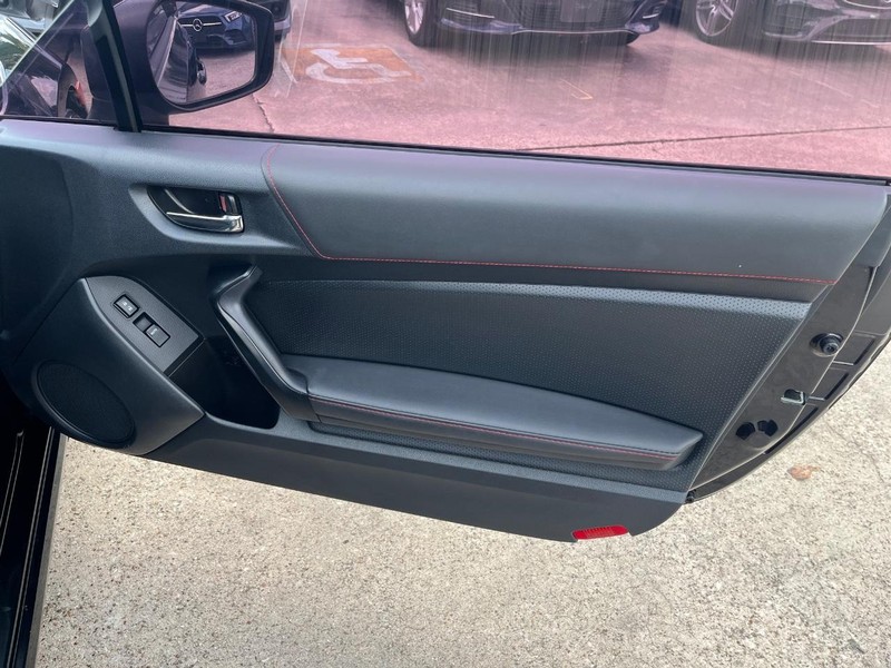 Subaru BRZ Vehicle Full-screen Gallery Image 15