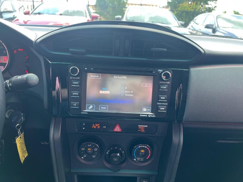 Subaru BRZ Vehicle Full-screen Gallery Image 19