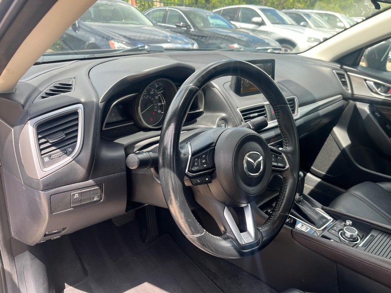 Mazda MAZDA3 4-Door Vehicle Full-screen Gallery Image 10