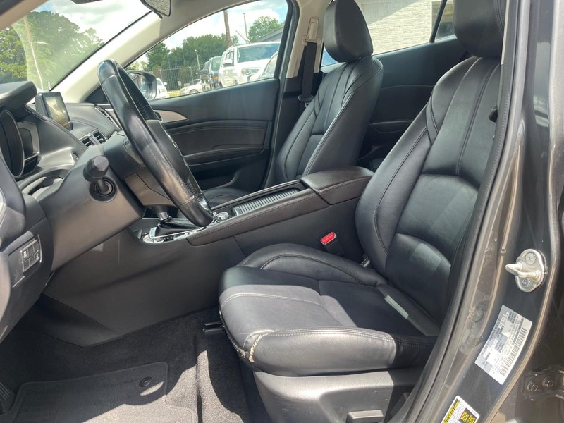 Mazda MAZDA3 4-Door Vehicle Full-screen Gallery Image 11