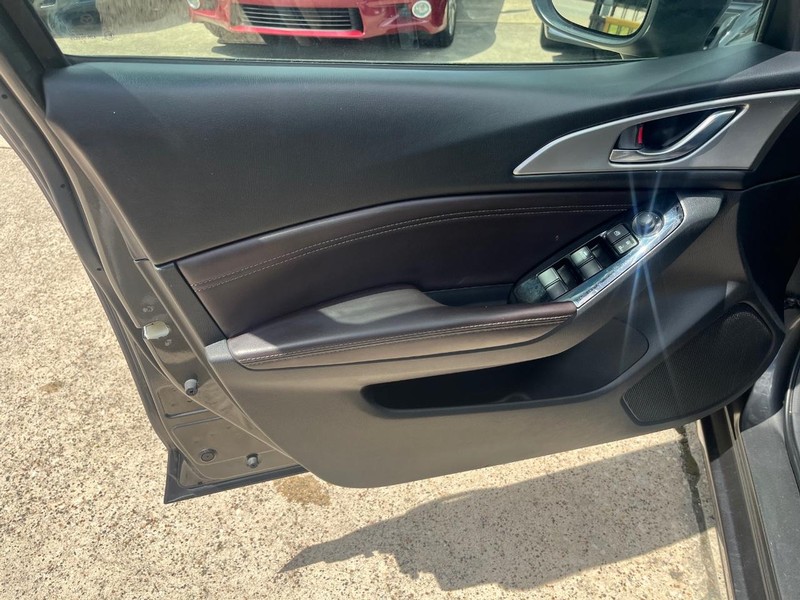 Mazda MAZDA3 4-Door Vehicle Full-screen Gallery Image 12