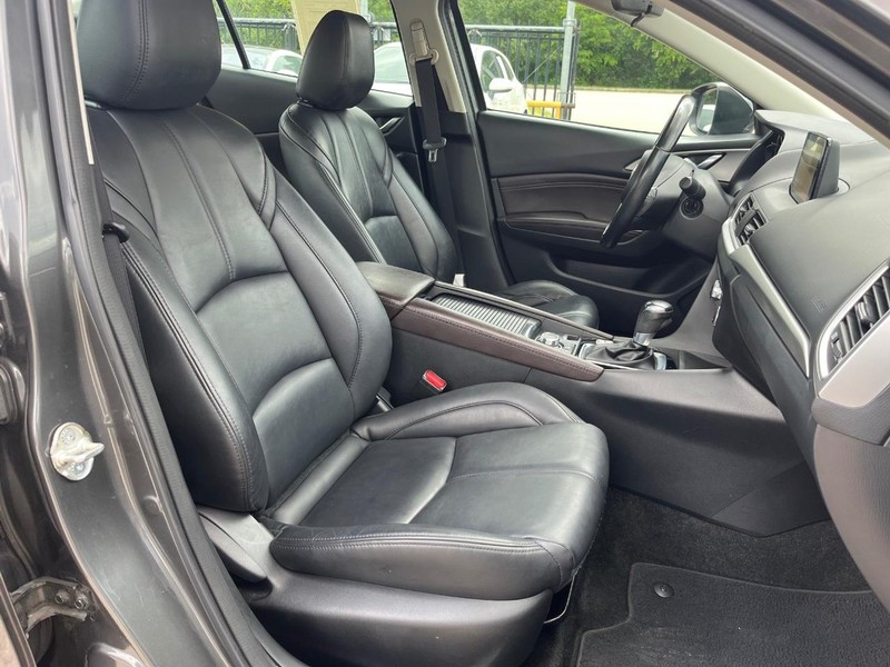 Mazda MAZDA3 4-Door Vehicle Full-screen Gallery Image 14