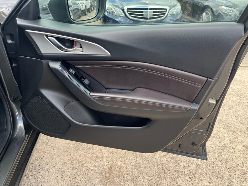 Mazda MAZDA3 4-Door Vehicle Full-screen Gallery Image 15