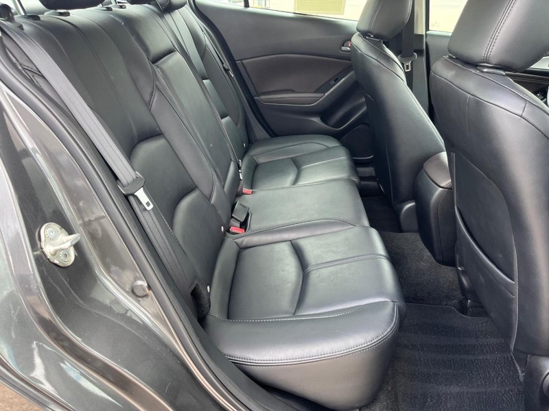 Mazda MAZDA3 4-Door Vehicle Full-screen Gallery Image 16