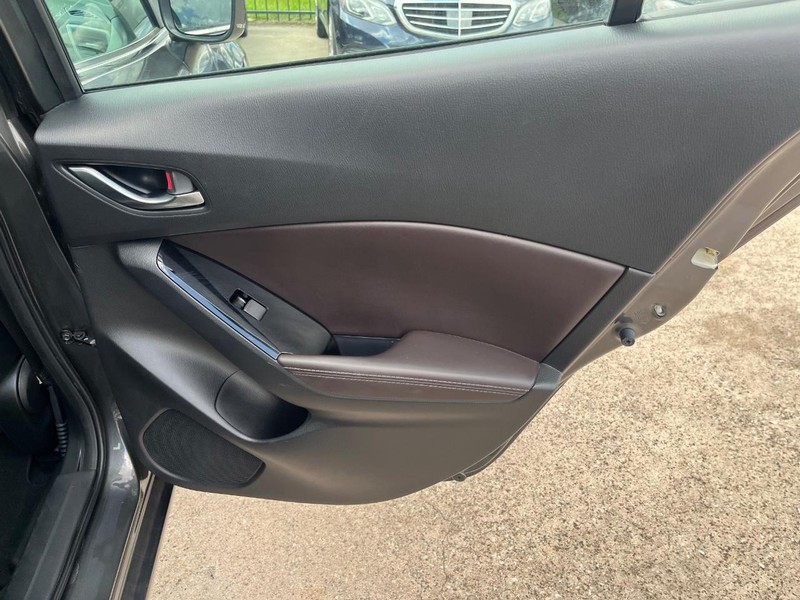 Mazda MAZDA3 4-Door Vehicle Full-screen Gallery Image 17