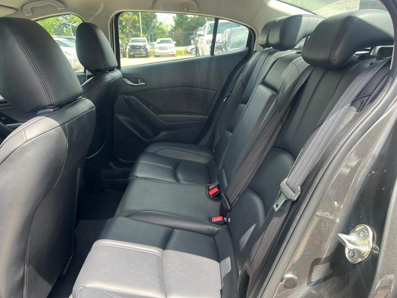 Mazda MAZDA3 4-Door Vehicle Full-screen Gallery Image 18