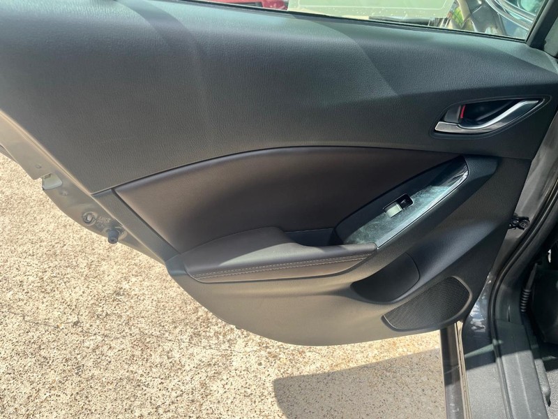 Mazda MAZDA3 4-Door Vehicle Full-screen Gallery Image 19