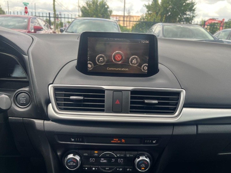 Mazda MAZDA3 4-Door Vehicle Full-screen Gallery Image 22