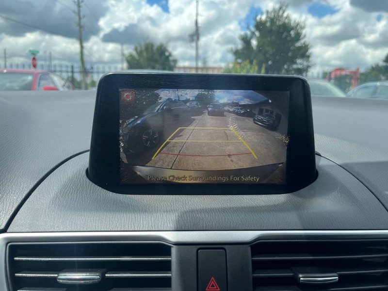 Mazda MAZDA3 4-Door Vehicle Full-screen Gallery Image 23