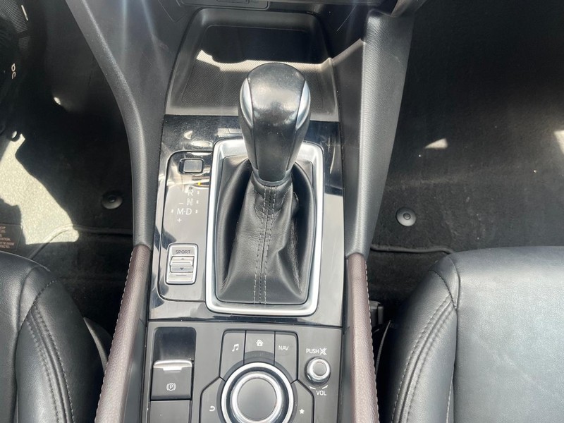 Mazda MAZDA3 4-Door Vehicle Full-screen Gallery Image 24