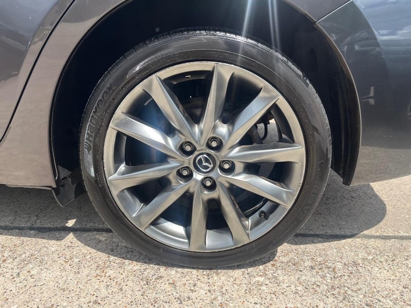 Mazda MAZDA3 4-Door Vehicle Full-screen Gallery Image 25