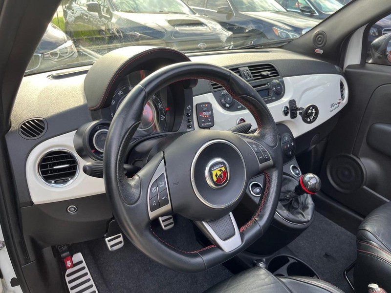 FIAT 500 Vehicle Full-screen Gallery Image 09