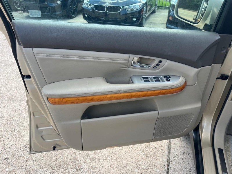 Lexus RX 350 Vehicle Full-screen Gallery Image 12