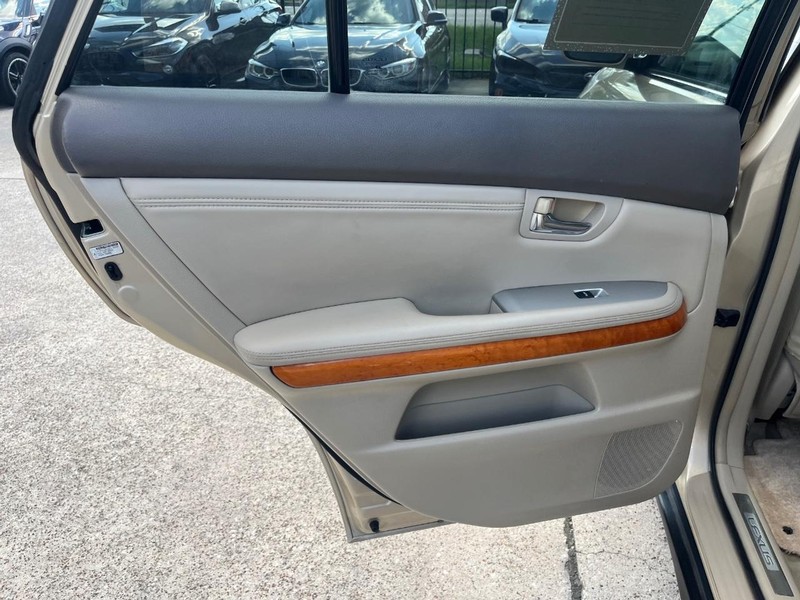 Lexus RX 350 Vehicle Full-screen Gallery Image 17