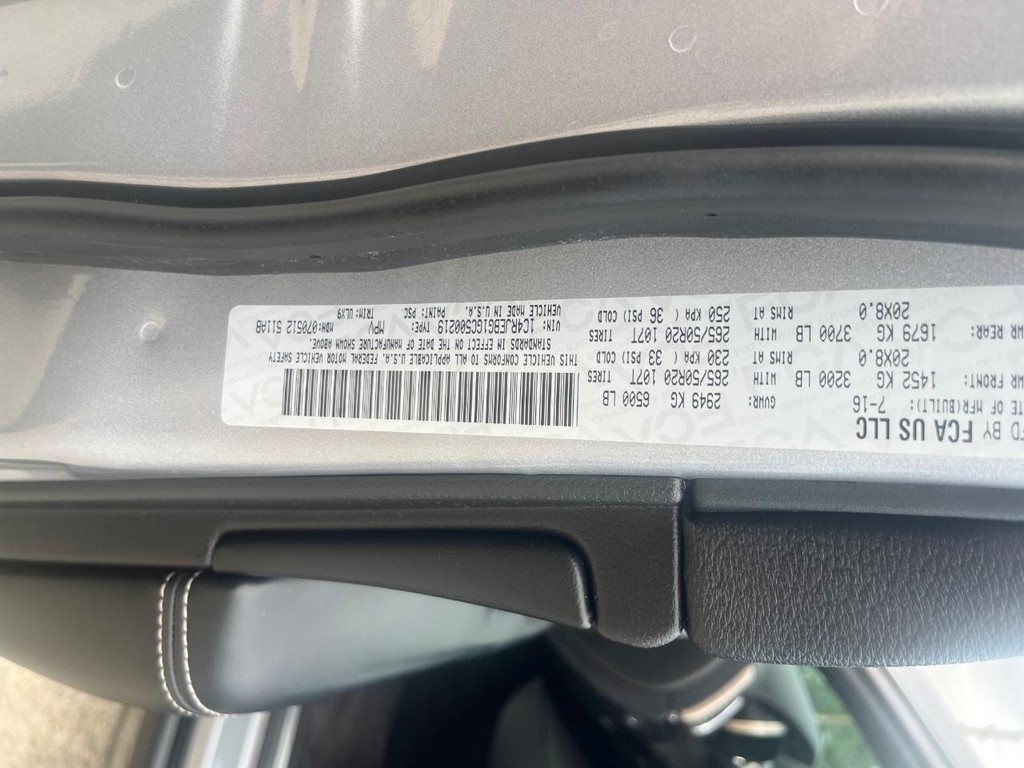 Jeep Grand Cherokee Vehicle Full-screen Gallery Image 29