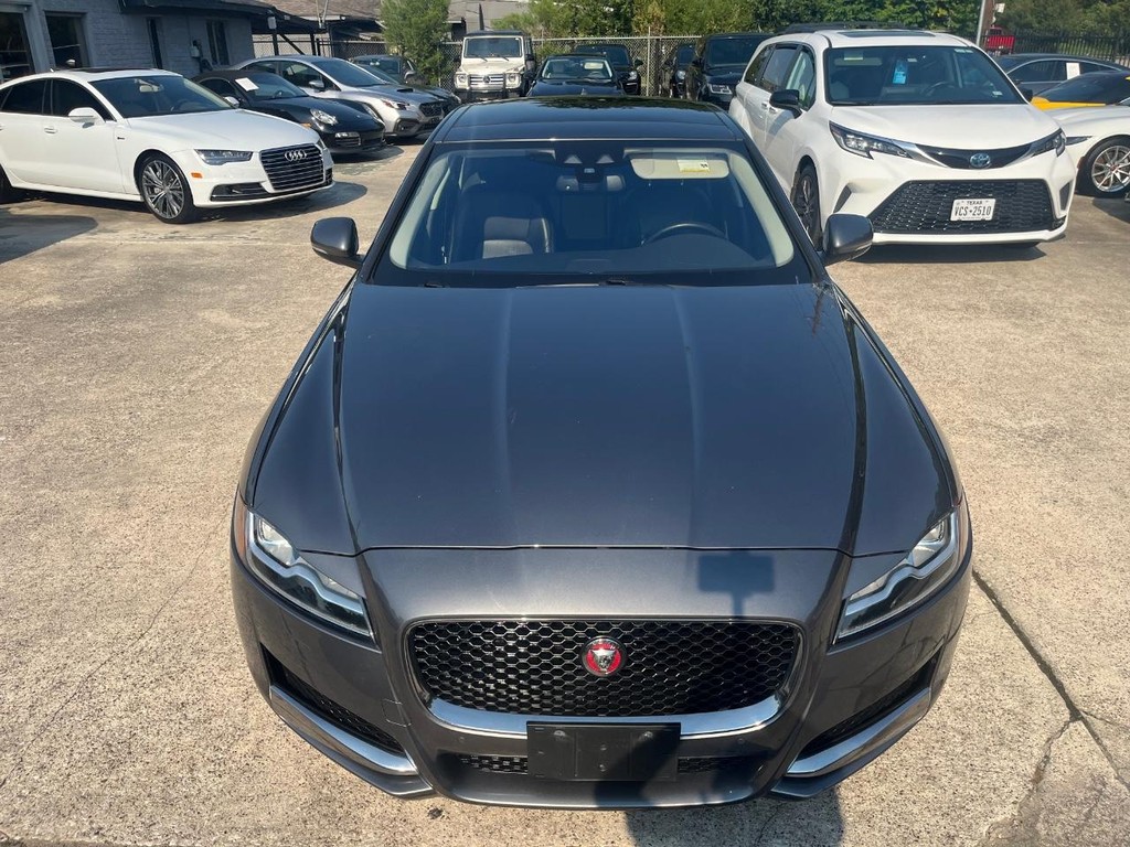 Jaguar XF Vehicle Full-screen Gallery Image 03