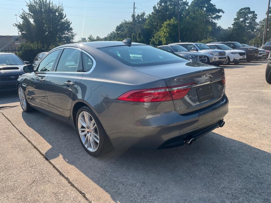 Jaguar XF Vehicle Full-screen Gallery Image 08