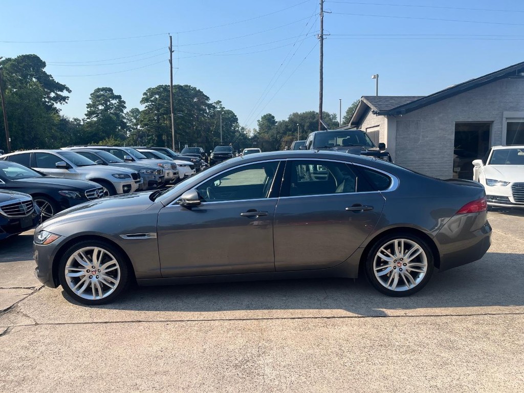 Jaguar XF Vehicle Full-screen Gallery Image 09