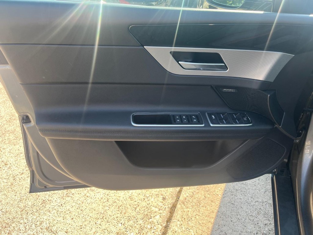 Jaguar XF Vehicle Full-screen Gallery Image 12