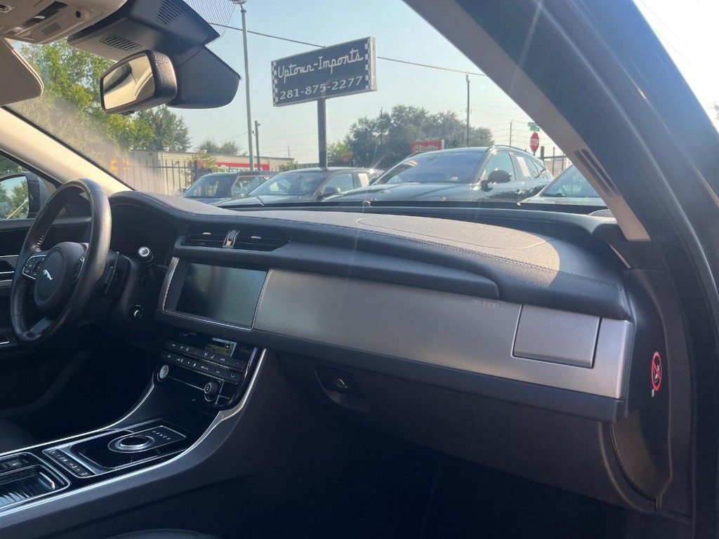 Jaguar XF Vehicle Full-screen Gallery Image 13