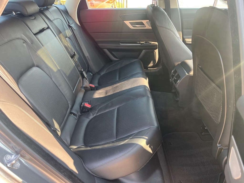 Jaguar XF Vehicle Full-screen Gallery Image 16