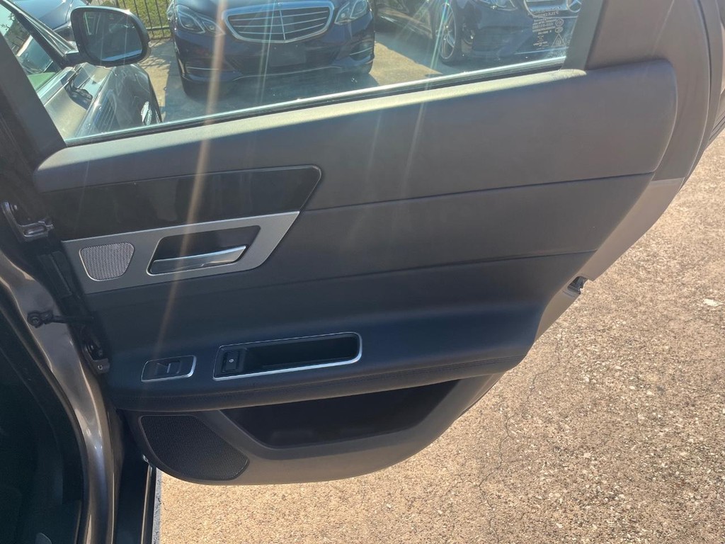 Jaguar XF Vehicle Full-screen Gallery Image 17