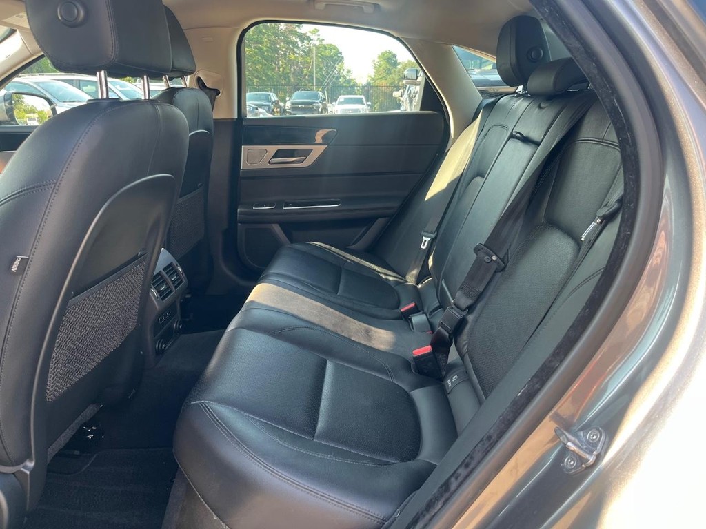 Jaguar XF Vehicle Full-screen Gallery Image 18