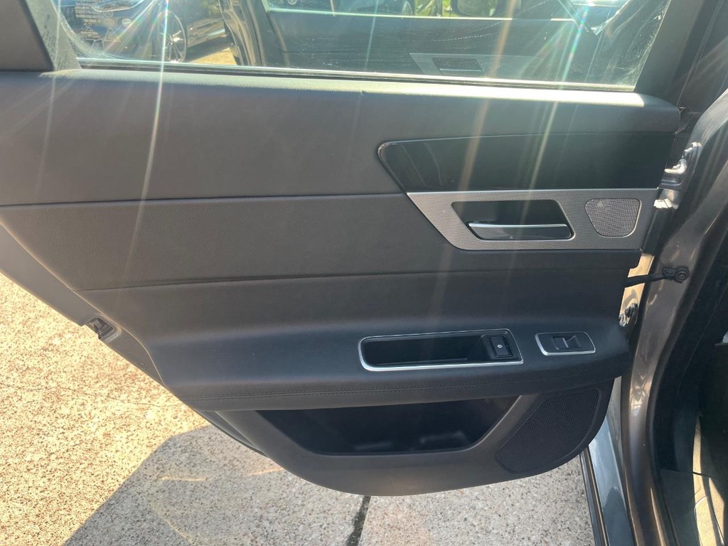 Jaguar XF Vehicle Full-screen Gallery Image 19