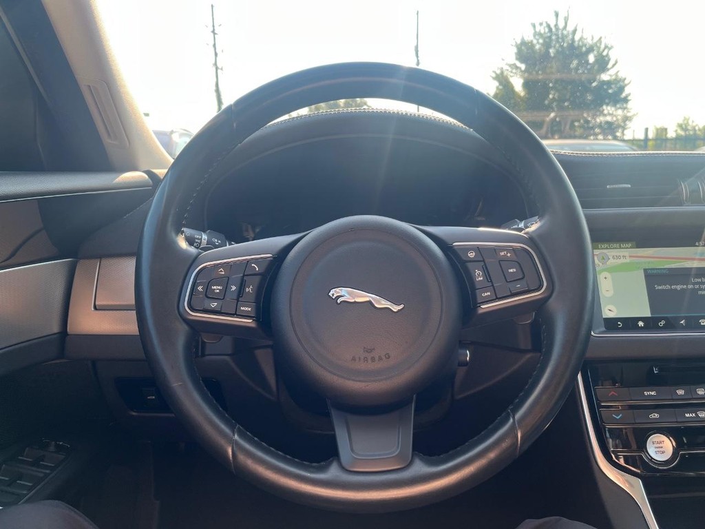 Jaguar XF Vehicle Full-screen Gallery Image 20