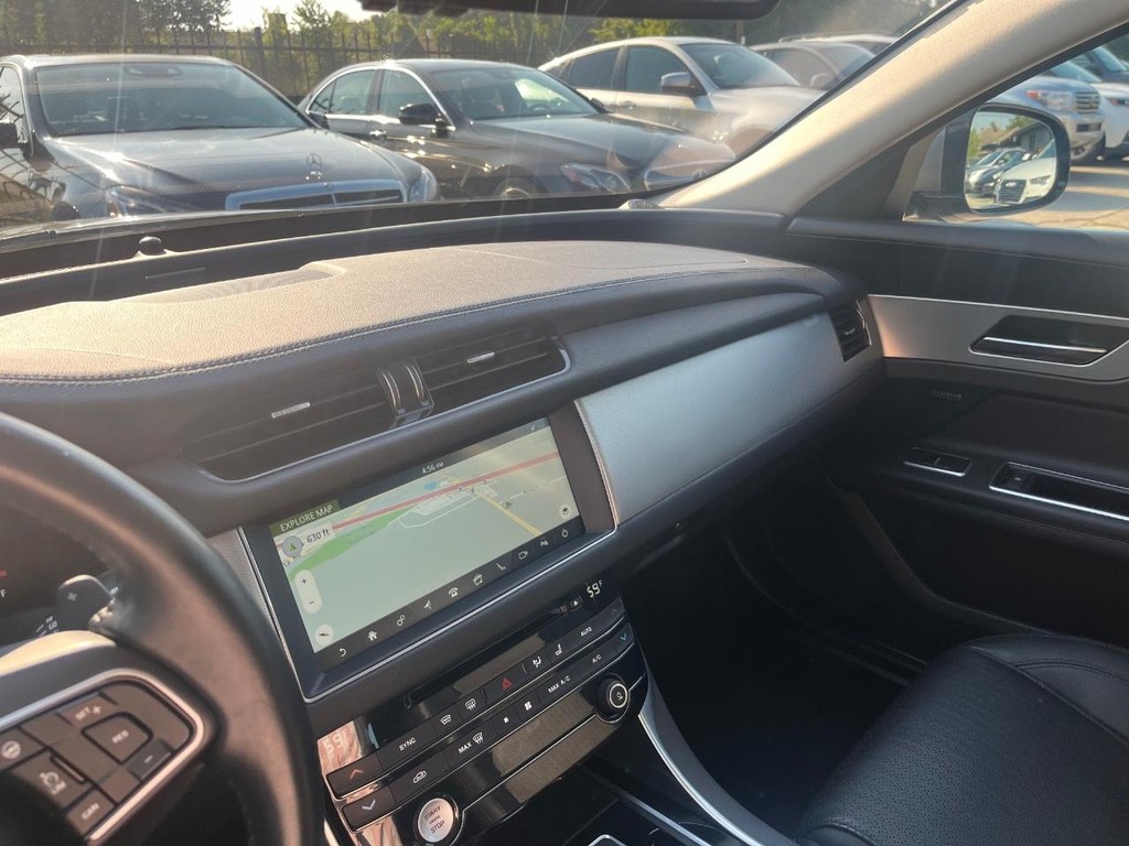 Jaguar XF Vehicle Full-screen Gallery Image 25