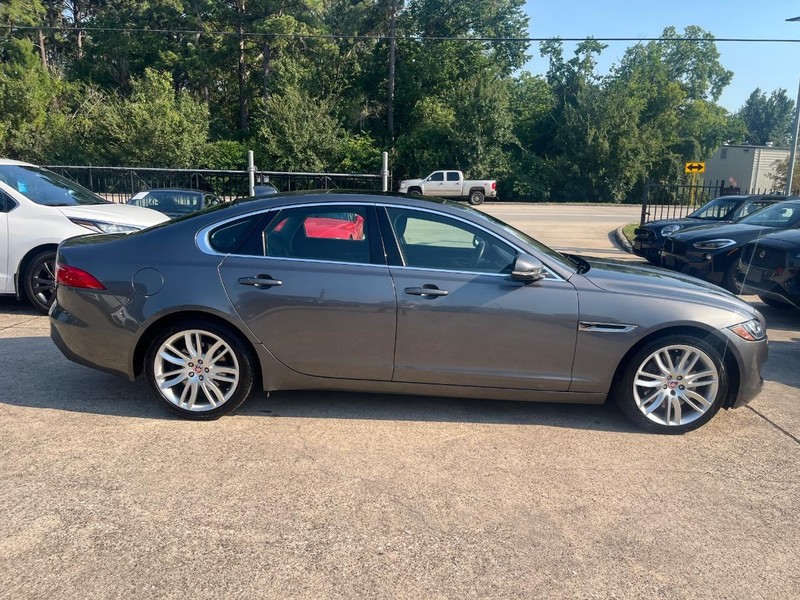 Jaguar XF Vehicle Full-screen Gallery Image 05