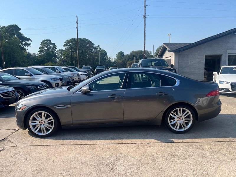 Jaguar XF Vehicle Full-screen Gallery Image 09