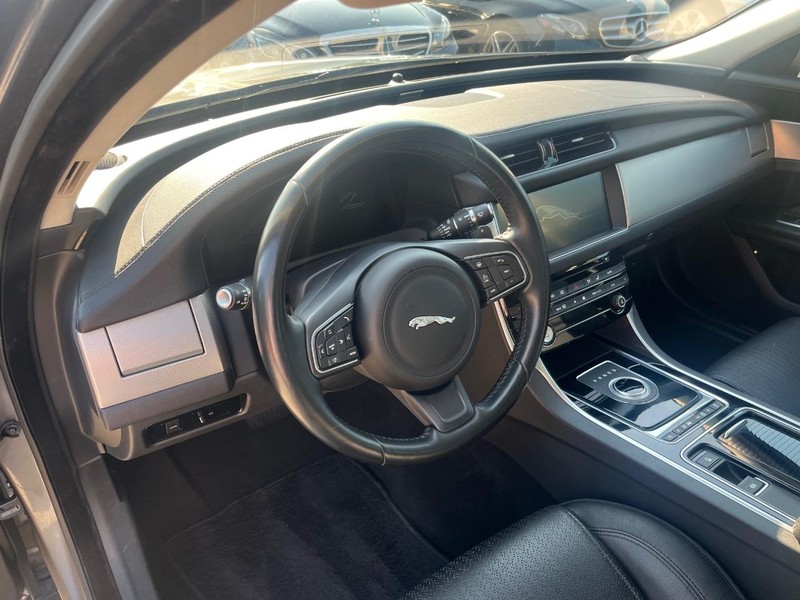 Jaguar XF Vehicle Full-screen Gallery Image 10