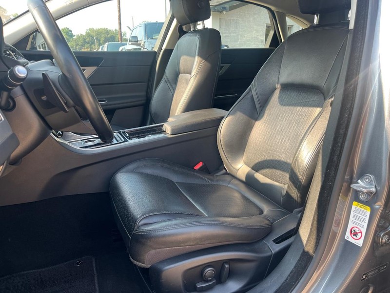 Jaguar XF Vehicle Full-screen Gallery Image 11