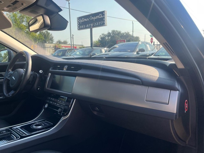 Jaguar XF Vehicle Full-screen Gallery Image 13